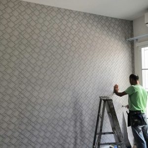 احد فنيين تركيب ورق الجدران بسواعد